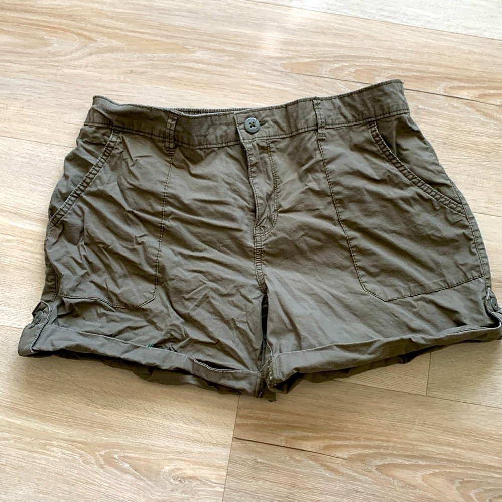 Sanctuary-Social standard- Green 95% cotton stretch shorts size L